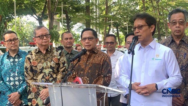 Kemenkes Serahkan 31 Ambulan untuk Daerah Terdampak Bencana Sumatera