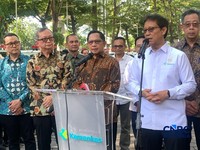 Kemenkes Serahkan 31 Ambulans untuk Daerah Terdampak Bencana Sumatera