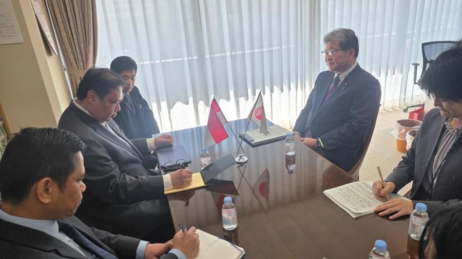 Menteri Koordinator Bidang Perekonomian Airlangga Hartarto dalam pertemuan dengan Executive Acting Secretary-General of the Liberal Democratic Party (LDP) Koichi Hagiuda di Tokyo, Jepang, pada Rabu (11/03). (Dok. Kemenko Perekonomian)