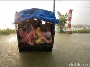 Motor Roda Tiga Jadi Andalan Warga Terdampak Banjir di Lamongan
