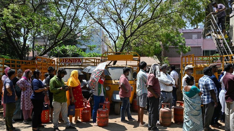 Orang-orang berkumpul di depan sebuah agen LPG untuk mengisi ulang tabung gas mereka, di tengah gangguan pasokan menyusul konflik AS-Israel dengan Iran, di Chennai, India, 11 Maret 2026. (REUTERS/Riya Mariyam R)