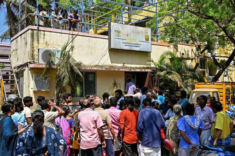 Orang-orang berkumpul di depan sebuah agen LPG untuk mengisi ulang tabung gas mereka, di tengah gangguan pasokan menyusul konflik AS-Israel dengan Iran, di Chennai, India, 11 Maret 2026. (REUTERS/Riya Mariyam R)