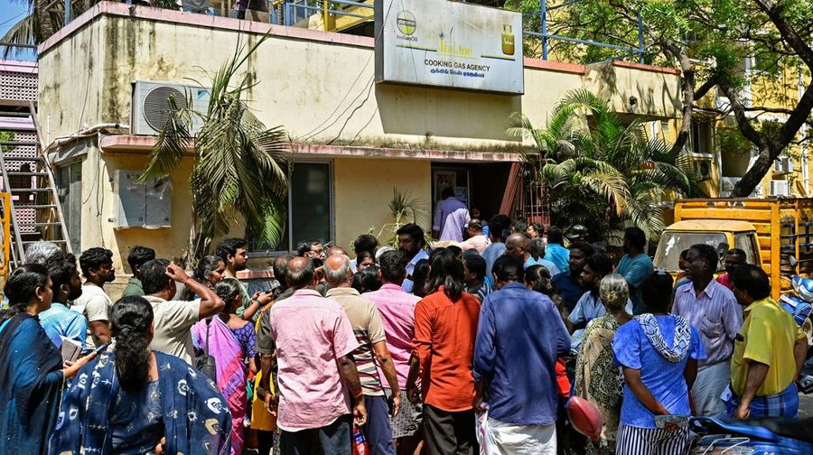 Orang-orang berkumpul di depan sebuah agen LPG untuk mengisi ulang tabung gas mereka, di tengah gangguan pasokan menyusul konflik AS-Israel dengan Iran, di Chennai, India, 11 Maret 2026. (REUTERS/Riya Mariyam R)