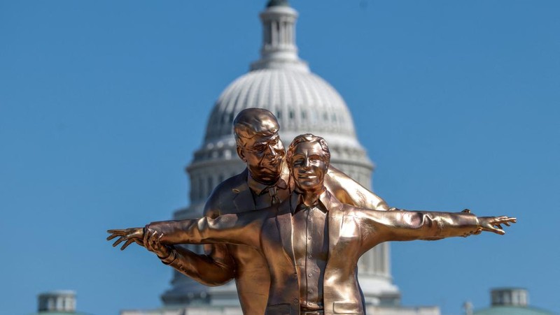 Patung Presiden AS Donald Trump dan mendiang terpidana pelaku kejahatan seksual Jeffrey Epstein terlihat di depan Gedung Capitol AS di Washington, DC, Selasa (10/3/2026). (REUTERS/Evelyn Hockstein)