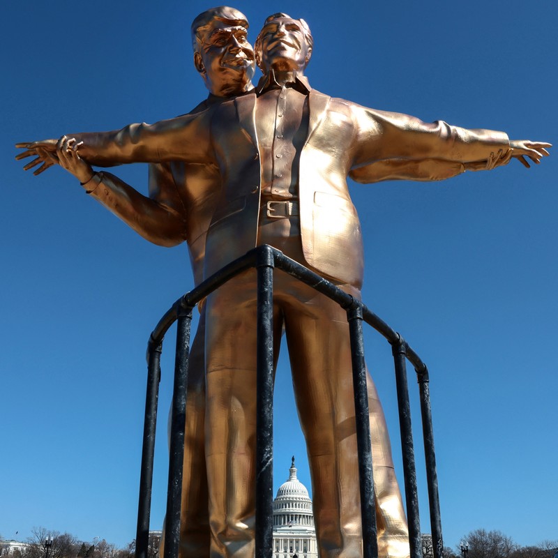 Patung Presiden AS Donald Trump dan mendiang terpidana pelaku kejahatan seksual Jeffrey Epstein terlihat di depan Gedung Capitol AS di Washington, DC, Selasa (10/3/2026). (REUTERS/Evelyn Hockstein)