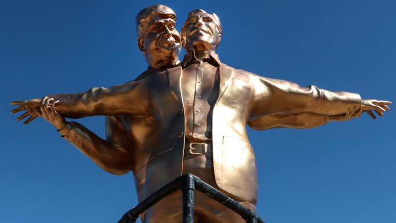 Patung Presiden AS Donald Trump dan mendiang terpidana pelaku kejahatan seksual Jeffrey Epstein terlihat di depan Gedung Capitol AS di Washington, DC, Selasa (10/3/2026). (REUTERS/Evelyn Hockstein)