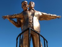 Heboh Penampakan Patung 'Titanic' Trump & Jefrey Epstein di Washington