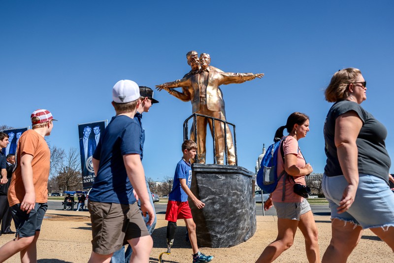 Patung Presiden AS Donald Trump dan mendiang terpidana pelaku kejahatan seksual Jeffrey Epstein terlihat di depan Gedung Capitol AS di Washington, DC, Selasa (10/3/2026). (REUTERS/Evelyn Hockstein)