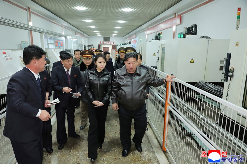 Pemimpin Korea Utara Kim Jong Un, didampingi putrinya Kim Ju Ae, mengunjungi pabrik amunisi di Pyongyang, Korea Utara, dalam foto yang dirilis pada 12 Maret 2026 oleh Kantor Berita Pusat Korea (KCNA) resmi Korea Utara. (KCNA via REUTERS)