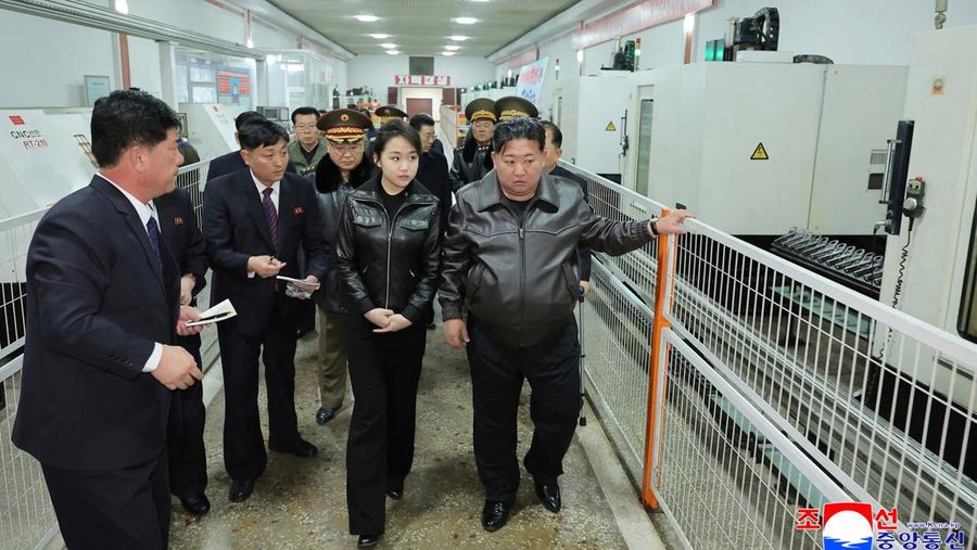 Pemimpin Korea Utara Kim Jong Un, didampingi putrinya Kim Ju Ae, mengunjungi pabrik amunisi di Pyongyang, Korea Utara, dalam foto yang dirilis pada 12 Maret 2026 oleh Kantor Berita Pusat Korea (KCNA) resmi Korea Utara. (KCNA via REUTERS)