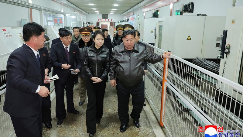 Pemimpin Korea Utara Kim Jong Un, didampingi putrinya Kim Ju Ae, mengunjungi pabrik amunisi di Pyongyang, Korea Utara, dalam foto yang dirilis pada 12 Maret 2026 oleh Kantor Berita Pusat Korea (KCNA) resmi Korea Utara. (KCNA via REUTERS)