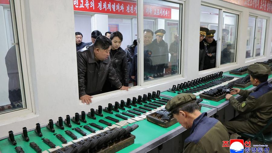 Pemimpin Korea Utara Kim Jong Un, didampingi putrinya Kim Ju Ae, mengunjungi pabrik amunisi di Pyongyang, Korea Utara, dalam foto yang dirilis pada 12 Maret 2026 oleh Kantor Berita Pusat Korea (KCNA) resmi Korea Utara. (KCNA via REUTERS)