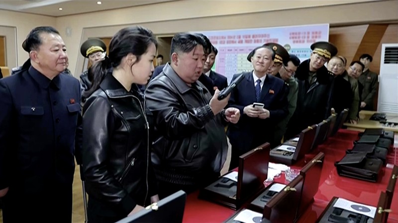 Pemimpin Korea Utara Kim Jong Un, didampingi putrinya Kim Ju Ae, mengunjungi pabrik amunisi di Pyongyang, Korea Utara, dalam foto yang dirilis pada 12 Maret 2026 oleh Kantor Berita Pusat Korea (KCNA) resmi Korea Utara. (KCNA via REUTERS)