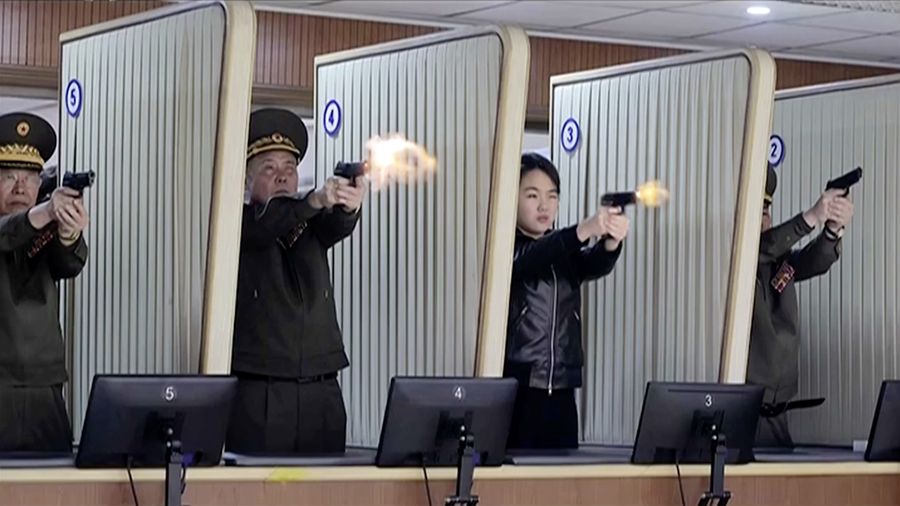 Pemimpin Korea Utara Kim Jong Un, didampingi putrinya Kim Ju Ae, mengunjungi pabrik amunisi di Pyongyang, Korea Utara, dalam foto yang dirilis pada 12 Maret 2026 oleh Kantor Berita Pusat Korea (KCNA) resmi Korea Utara. (KCNA via REUTERS)
