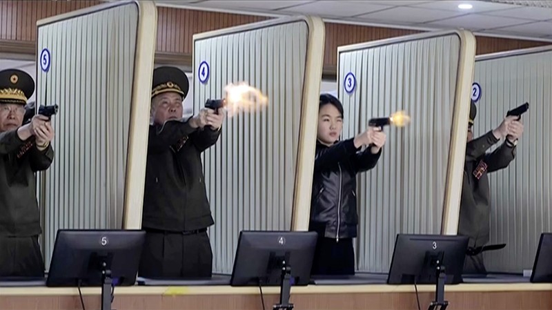 Pemimpin Korea Utara Kim Jong Un, didampingi putrinya Kim Ju Ae, mengunjungi pabrik amunisi di Pyongyang, Korea Utara, dalam foto yang dirilis pada 12 Maret 2026 oleh Kantor Berita Pusat Korea (KCNA) resmi Korea Utara. (KCNA via REUTERS)