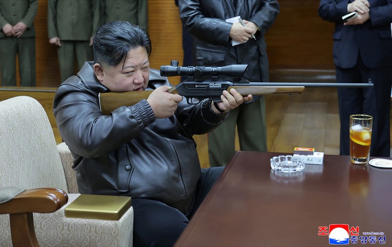 Pemimpin Korea Utara Kim Jong Un, didampingi putrinya Kim Ju Ae, mengunjungi pabrik amunisi di Pyongyang, Korea Utara, dalam foto yang dirilis pada 12 Maret 2026 oleh Kantor Berita Pusat Korea (KCNA) resmi Korea Utara. (KCNA via REUTERS)