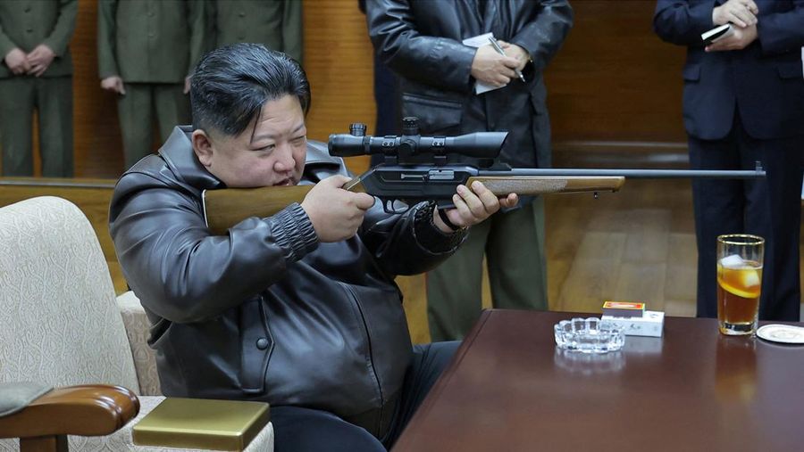 Pemimpin Korea Utara Kim Jong Un, didampingi putrinya Kim Ju Ae, mengunjungi pabrik amunisi di Pyongyang, Korea Utara, dalam foto yang dirilis pada 12 Maret 2026 oleh Kantor Berita Pusat Korea (KCNA) resmi Korea Utara. (KCNA via REUTERS)