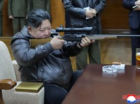 Pemimpin Korea Utara Kim Jong Un mengunjungi pabrik amunisi di Pyongyang, Korea Utara, dalam foto yang dirilis pada 12 Maret 2026 oleh Kantor Berita Pusat Korea (KCNA) resmi Korea Utara. (KCNA via REUTERS)