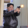 Gaya Kim Jong Un Tembak Pistol, Ajak Putri Mahkota ke Pabrik Senjata