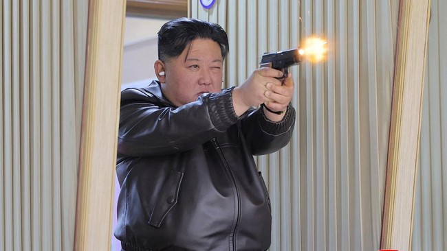 Gaya Kim Jong Un Tembak Pistol, Ajak Putri Mahkota ke Pabrik Senjata
