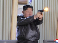 Gaya Kim Jong Un Tembak Pistol, Ajak Putri Mahkota ke Pabrik Senjata