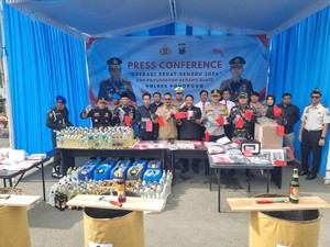 Ratusan Liter Miras dan 3.453 Pil Dobel L Dimusnahkan Polres Ponorogo