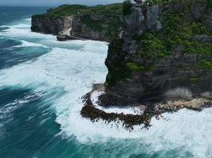 Viral Seawall Tebing Uluwatu Rusak Dihantam Gelombang, PUPR Badung Buka Suara