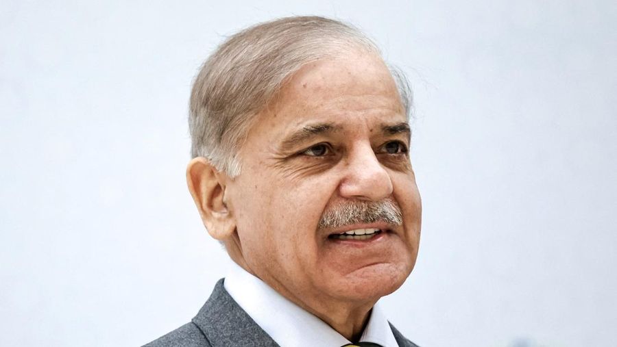 \Perdana Menteri Pakistan Shehbaz Sharif tiba untuk menghadiri sesi pleno Forum Internasional yang didedikasikan untuk Tahun Perdamaian dan Kepercayaan Internasional, Hari Netralitas Internasional, dan peringatan 30 tahun status netralitas Turkmenistan, di Pusat Kongres di Ashgabat, Turkmenistan, 12 Desember 2025. (Sputnik/Alexander Kazakov/Pool via REUTERS/File Foto)