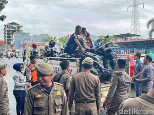 9 Motor dan 5 Mobil Parkir Liar di Jalanan Depan MP Makassar Ditertibkan