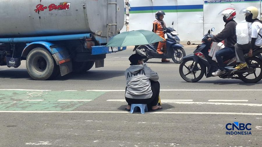 Sejumlah orang menawarkan pecahan uang jelang perayaan Idul Fitri di kawasan Kota Tua dan Pasar Asemka, Jakarta Utara, Kamis (12/3/2026). (CNBC Indonesia/Chandra Dwi Pranata)