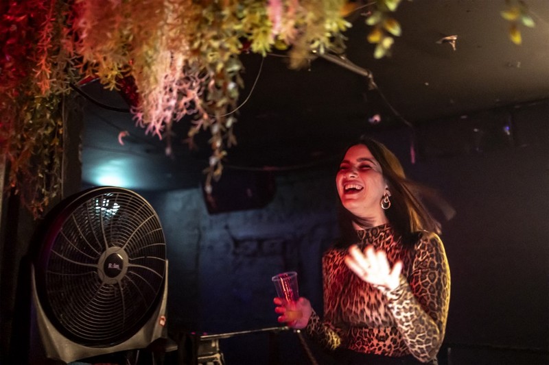 Sejumlah warga Tel Aviv, Israel, menggelar pesta dansa di bunker perlindungan bawah tanah di tengah seringnya sirene peringatan serangan udara, Selasa (10/3/2026). (AFP/OLYMPIA DE MAISMONT)