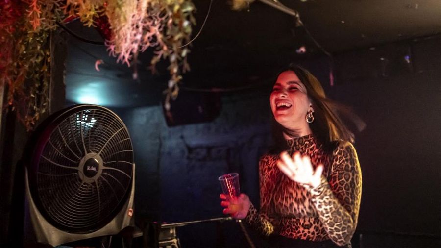 Sejumlah warga Tel Aviv, Israel, menggelar pesta dansa di bunker perlindungan bawah tanah di tengah seringnya sirene peringatan serangan udara, Selasa (10/3/2026). (AFP/OLYMPIA DE MAISMONT)