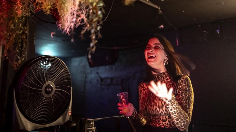 Sejumlah warga Tel Aviv, Israel, menggelar pesta dansa di bunker perlindungan bawah tanah di tengah seringnya sirene peringatan serangan udara, Selasa (10/3/2026). (AFP/OLYMPIA DE MAISMONT)