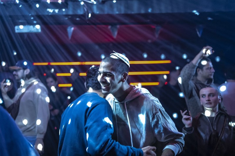 Sejumlah warga Tel Aviv, Israel, menggelar pesta dansa di bunker perlindungan bawah tanah di tengah seringnya sirene peringatan serangan udara, Selasa (10/3/2026). (AFP/OLYMPIA DE MAISMONT)