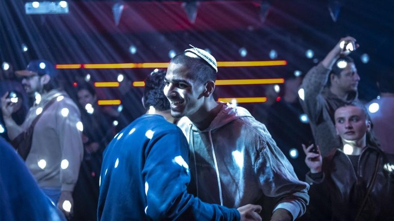 Sejumlah warga Tel Aviv, Israel, menggelar pesta dansa di bunker perlindungan bawah tanah di tengah seringnya sirene peringatan serangan udara, Selasa (10/3/2026). (AFP/OLYMPIA DE MAISMONT)