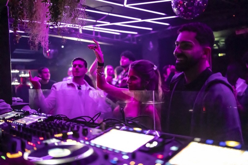 Sejumlah warga Tel Aviv, Israel, menggelar pesta dansa di bunker perlindungan bawah tanah di tengah seringnya sirene peringatan serangan udara, Selasa (10/3/2026). (AFP/OLYMPIA DE MAISMONT)