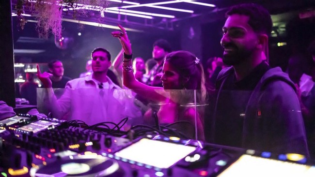 Geger, Warga Israel Malah Party di Bunker saat Diserang Iran