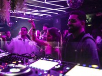 Geger, Warga Israel Malah Party di Bunker saat Diserang Iran