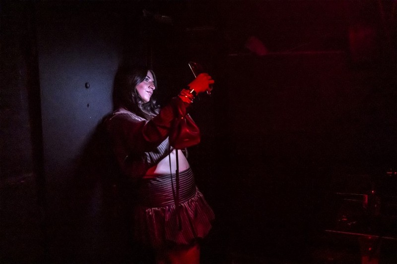 Sejumlah warga Tel Aviv, Israel, menggelar pesta dansa di bunker perlindungan bawah tanah di tengah seringnya sirene peringatan serangan udara, Selasa (10/3/2026). (AFP/OLYMPIA DE MAISMONT)