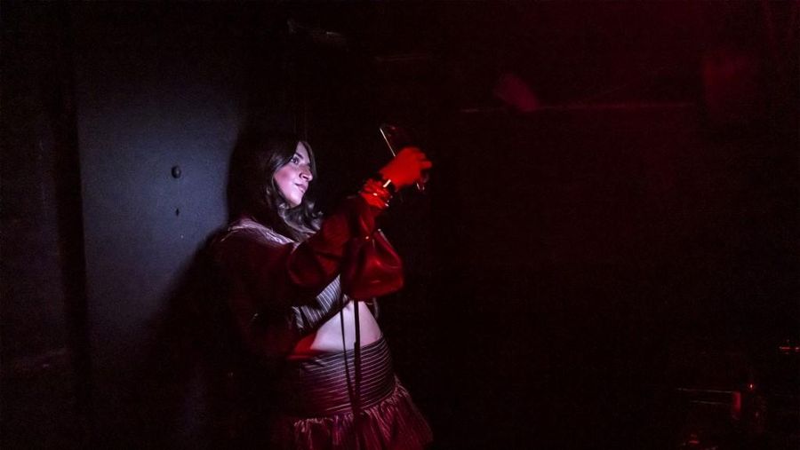 Sejumlah warga Tel Aviv, Israel, menggelar pesta dansa di bunker perlindungan bawah tanah di tengah seringnya sirene peringatan serangan udara, Selasa (10/3/2026). (AFP/OLYMPIA DE MAISMONT)