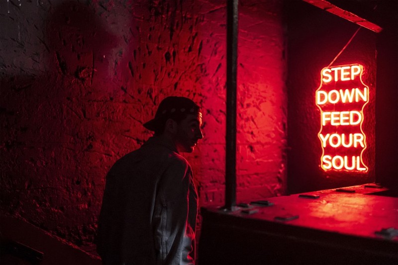 Sejumlah warga Tel Aviv, Israel, menggelar pesta dansa di bunker perlindungan bawah tanah di tengah seringnya sirene peringatan serangan udara, Selasa (10/3/2026). (AFP/OLYMPIA DE MAISMONT)