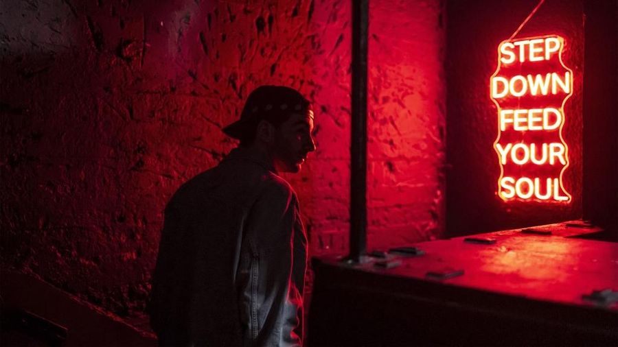 Sejumlah warga Tel Aviv, Israel, menggelar pesta dansa di bunker perlindungan bawah tanah di tengah seringnya sirene peringatan serangan udara, Selasa (10/3/2026). (AFP/OLYMPIA DE MAISMONT)