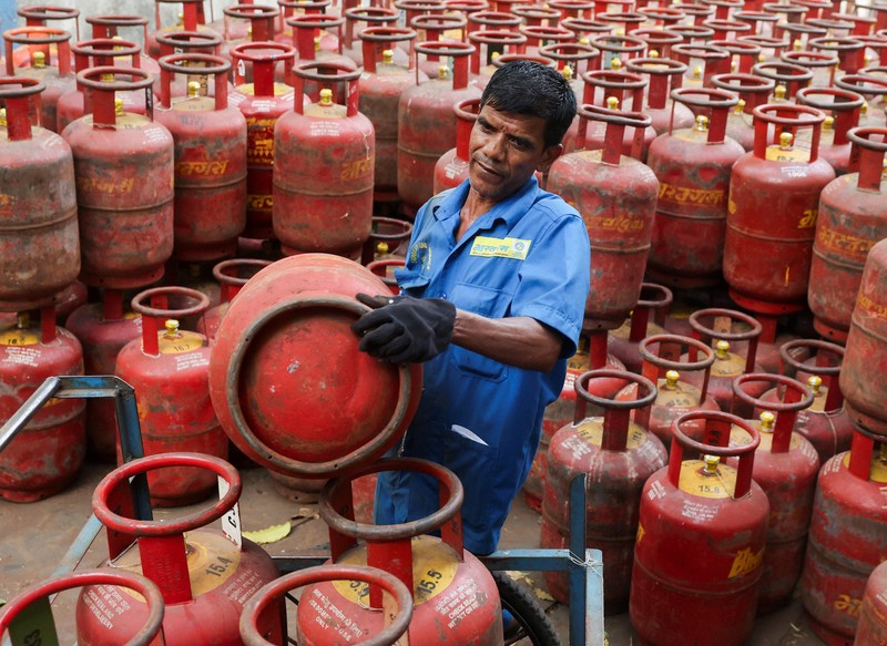 Orang-orang berkumpul di depan sebuah agen LPG untuk mengisi ulang tabung gas mereka, di tengah gangguan pasokan menyusul konflik AS-Israel dengan Iran, di Chennai, India, 11 Maret 2026. (REUTERS/Riya Mariyam R)
