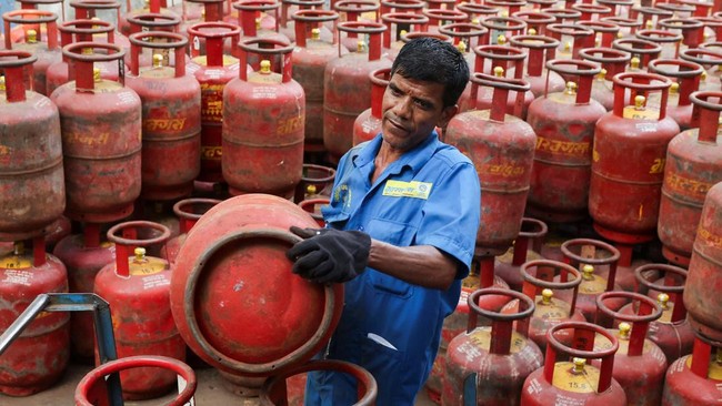 Potret Warga Panic Buying LPG Gegara Perang AS-Israel Vs Iran