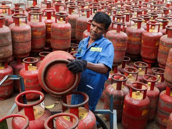 Potret Warga Panic Buying LPG Gegara Perang AS-Israel Vs Iran