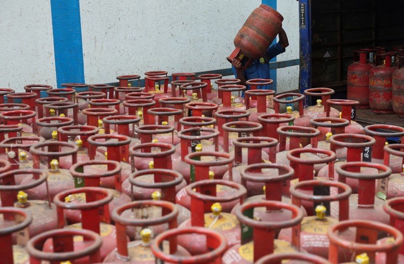 Orang-orang berkumpul di depan sebuah agen LPG untuk mengisi ulang tabung gas mereka, di tengah gangguan pasokan menyusul konflik AS-Israel dengan Iran, di Chennai, India, 11 Maret 2026. (REUTERS/Riya Mariyam R)