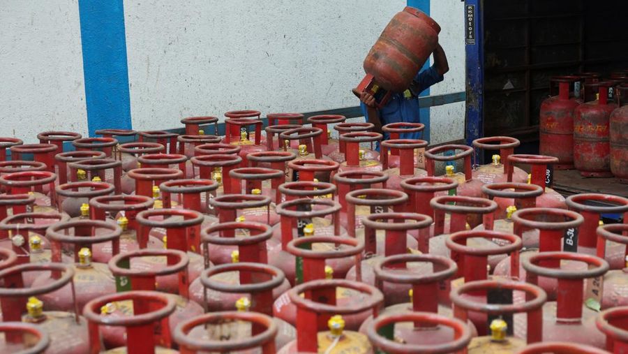 Orang-orang berkumpul di depan sebuah agen LPG untuk mengisi ulang tabung gas mereka, di tengah gangguan pasokan menyusul konflik AS-Israel dengan Iran, di Chennai, India, 11 Maret 2026. (REUTERS/Riya Mariyam R)