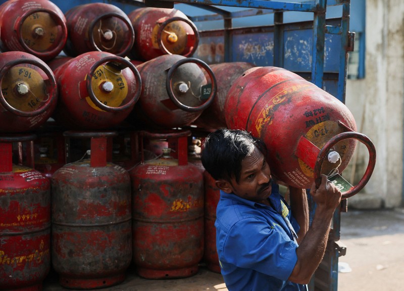 Orang-orang berkumpul di depan sebuah agen LPG untuk mengisi ulang tabung gas mereka, di tengah gangguan pasokan menyusul konflik AS-Israel dengan Iran, di Chennai, India, 11 Maret 2026. (REUTERS/Riya Mariyam R)