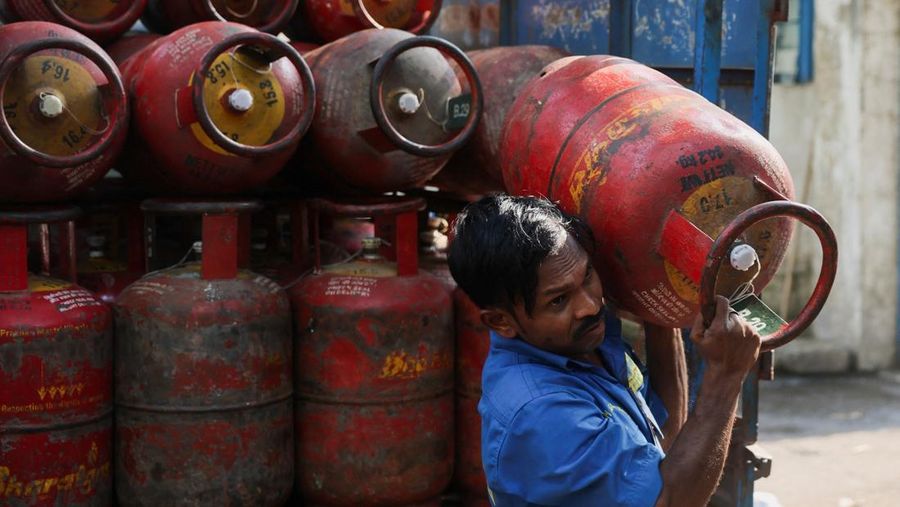 Orang-orang berkumpul di depan sebuah agen LPG untuk mengisi ulang tabung gas mereka, di tengah gangguan pasokan menyusul konflik AS-Israel dengan Iran, di Chennai, India, 11 Maret 2026. (REUTERS/Riya Mariyam R)