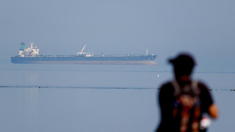 Kapal kargo berbendera Thailand, Mayuree Naree, diselimuti asap hitam di Selat Hormuz, 11 Maret 2026. (ROYAL THAI NAVY/Handout via REUTERS)